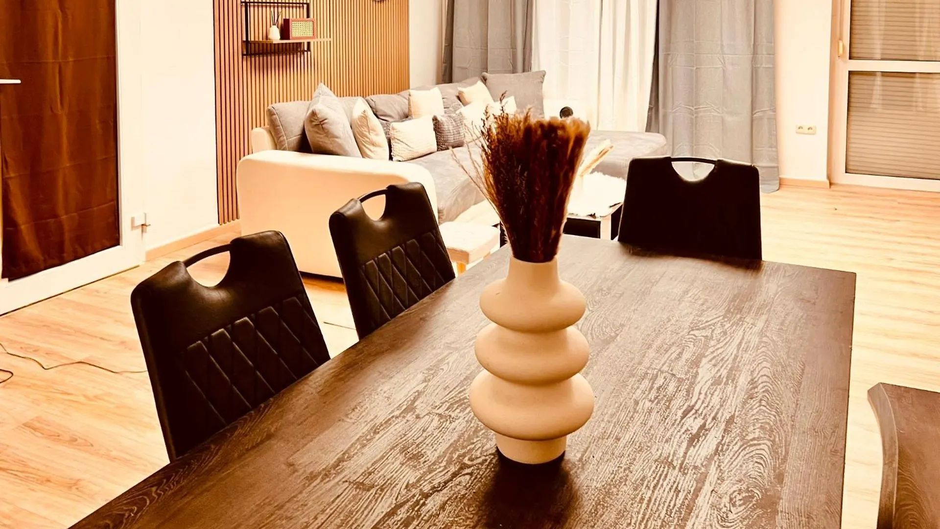 Ferienwohnung Cologne Luxe Living: Opulent Elegance Unleashed Apartment
