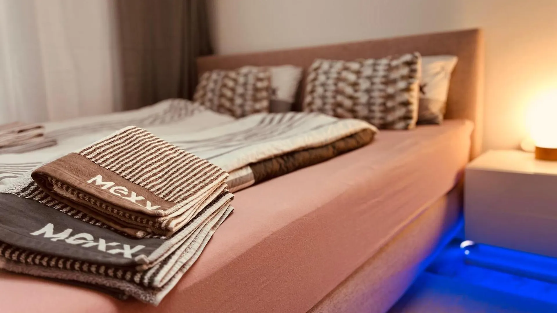 Ferienwohnung Cologne Luxe Living: Opulent Elegance Unleashed Apartment