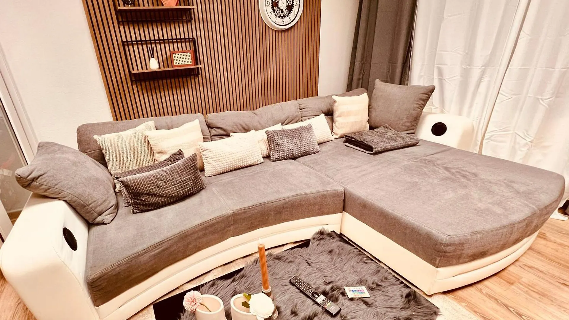 Cologne Luxe Living: Opulent Elegance Unleashed Apartman