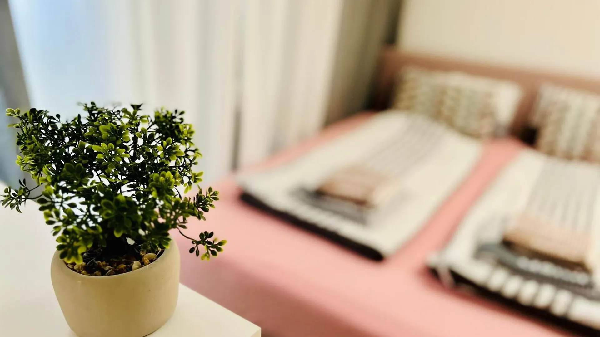 Cologne Luxe Living: Opulent Elegance Unleashed Apartman